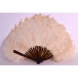 AN EARLY 20TH CENTURY EUROPEAN CARVED TORTOISESHELL FAN with feathers. 1Ft 6ins open.