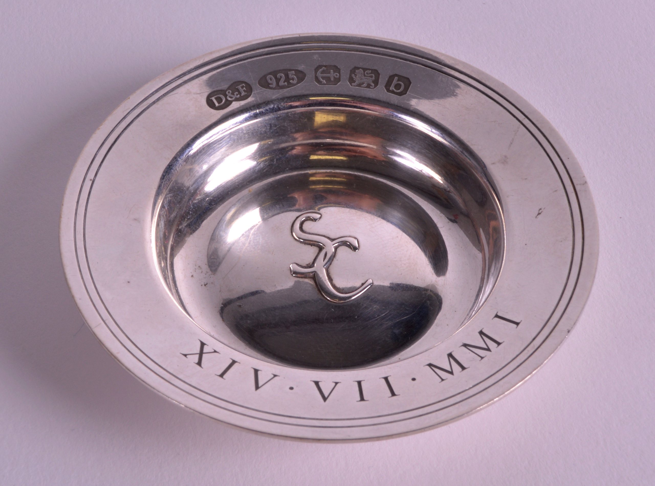 A SMALL MODERN HALLMARKED ENGLISH SILVER DISH decorated with Roman numerals and a motif. 3Ins