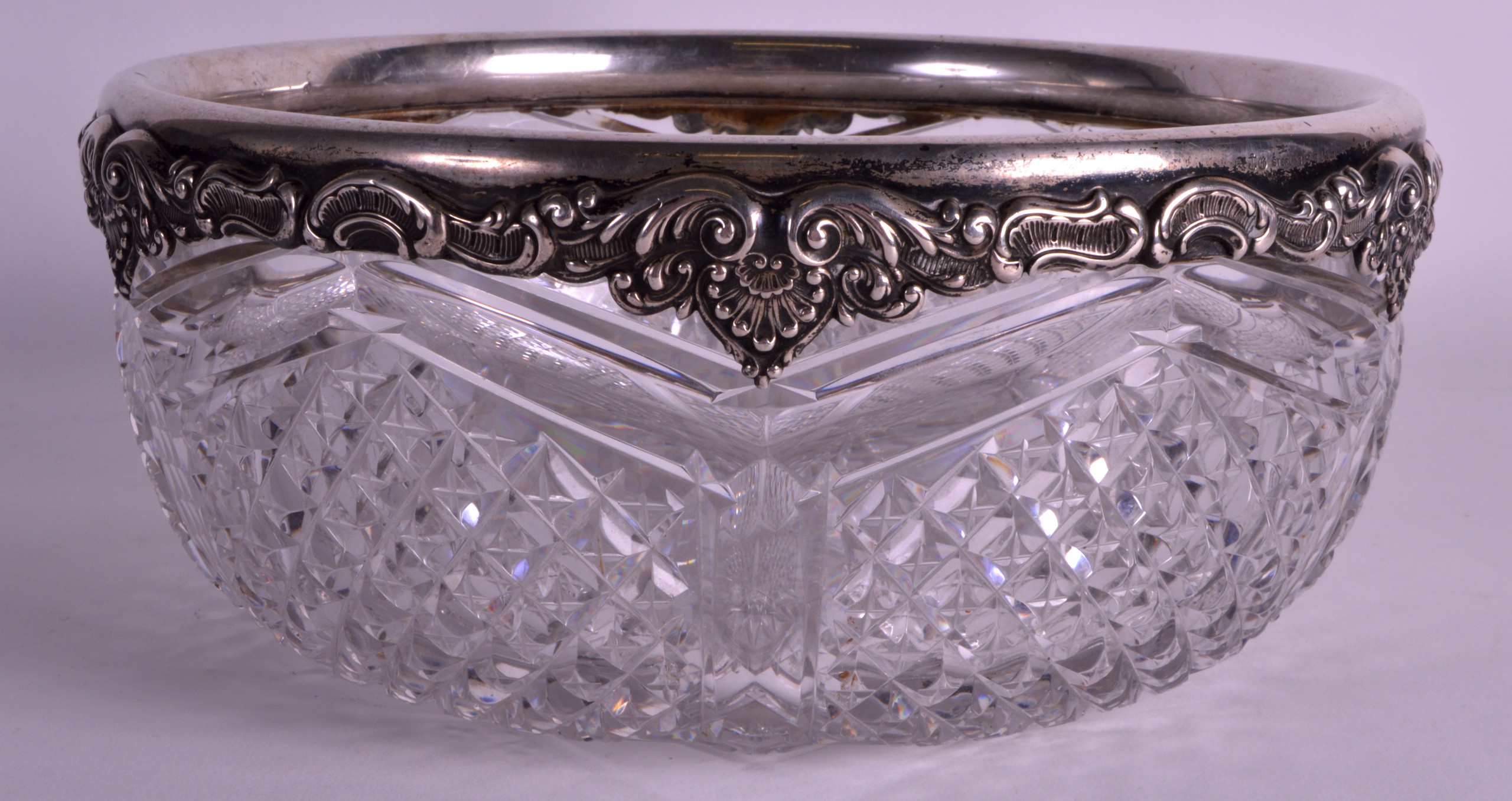 AN EARLY 20TH CENTURY STERLING SILVER MOUNTED CUT GLASS BOWL with acanthus scrolling vine