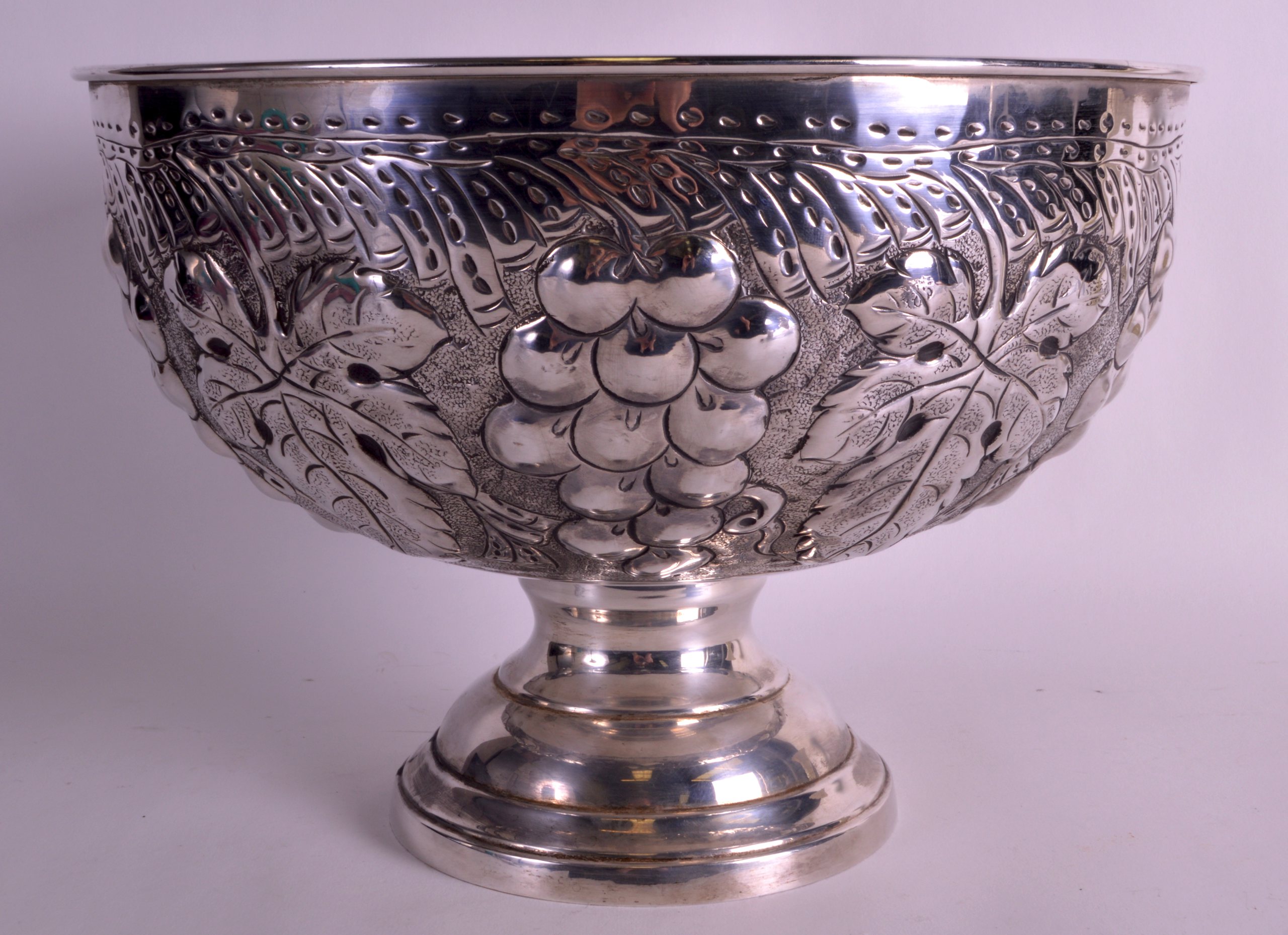 A LARGE SILVER PLATED CHAMPAGNE BOWL decorated in relief with acanthus, berries and vines. 11.