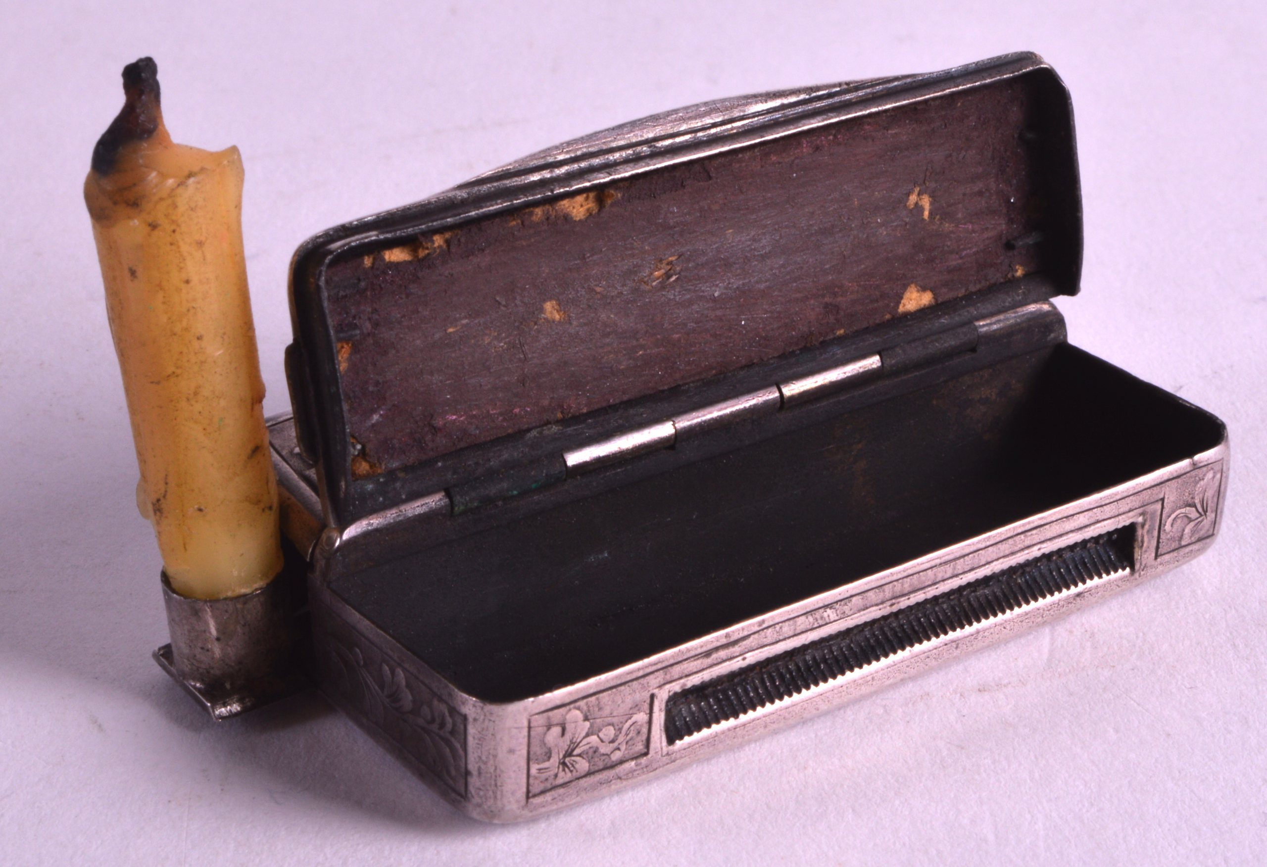 A VERY RARE 19TH CENTURY FRENCH SILVER SNUFF BOX with unusual Vesta feature & folding candle. 2.5ins - Image 2 of 2