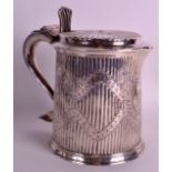 A VERY GOOD GEORGE III SILVER TANKARD AND COVER with central crest and ribbed body, the top with