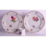 AN 18TH CENTURY MEISSEN COFFEE CAN together with a pair of Ludwisburg plates. (3)