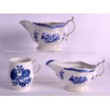 AN 18TH CENTURY WORCESTER MUG together with a pair of sauceboats. (3)
