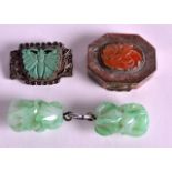 AN EARLY 20TH CENTURY CHINESE SILVER MOUNTED JADEITE BROOCH together with an agate inset box and