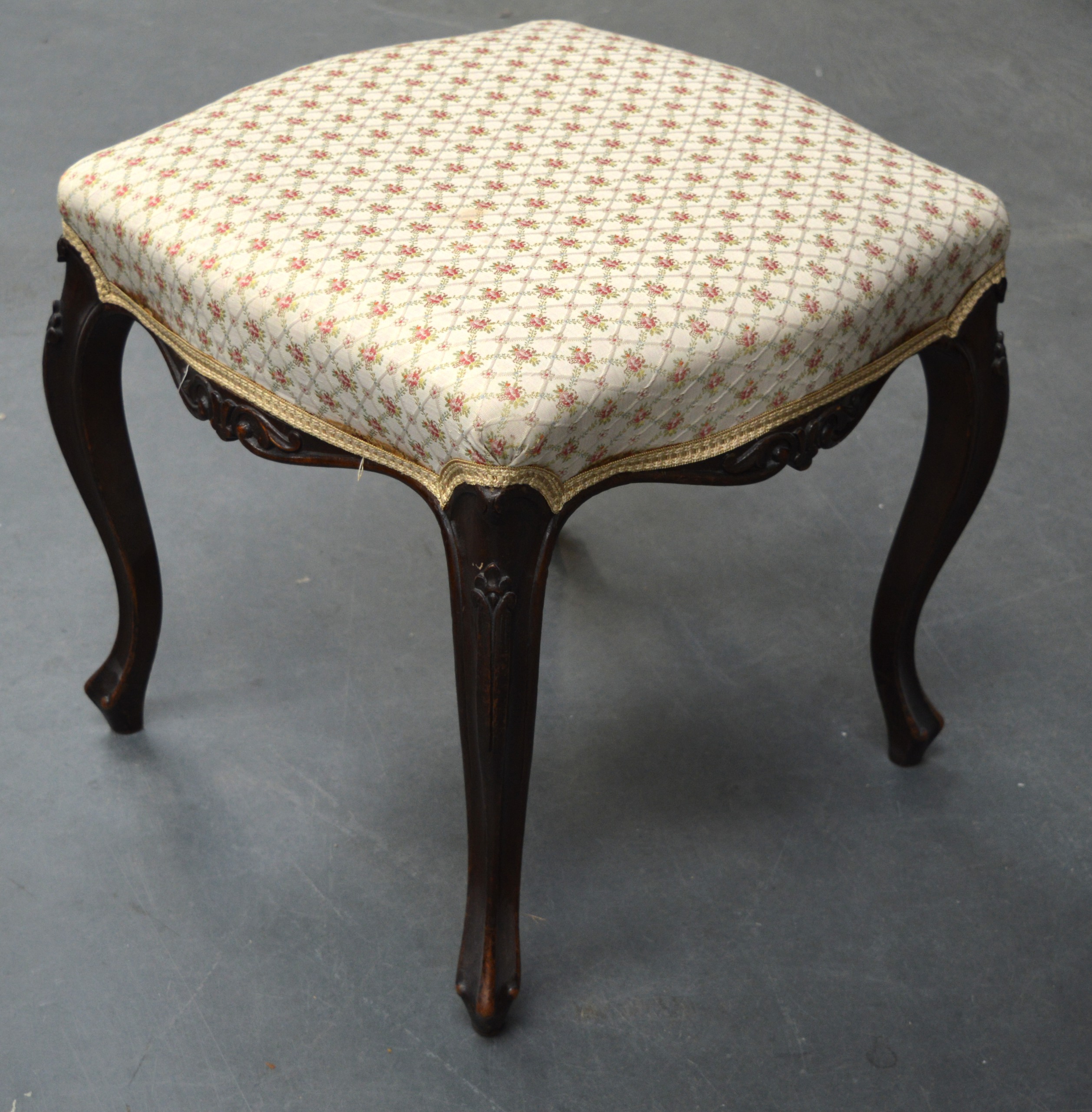 A VICTORIAN UPHOLSTERED STOOL. 1Ft 5ins wide.