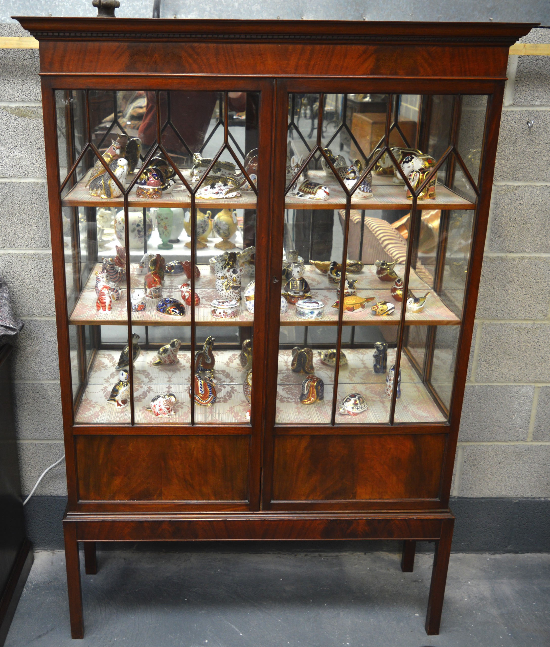 AN EDWARDIAN TWO DOOR DISPLAY CABINET.