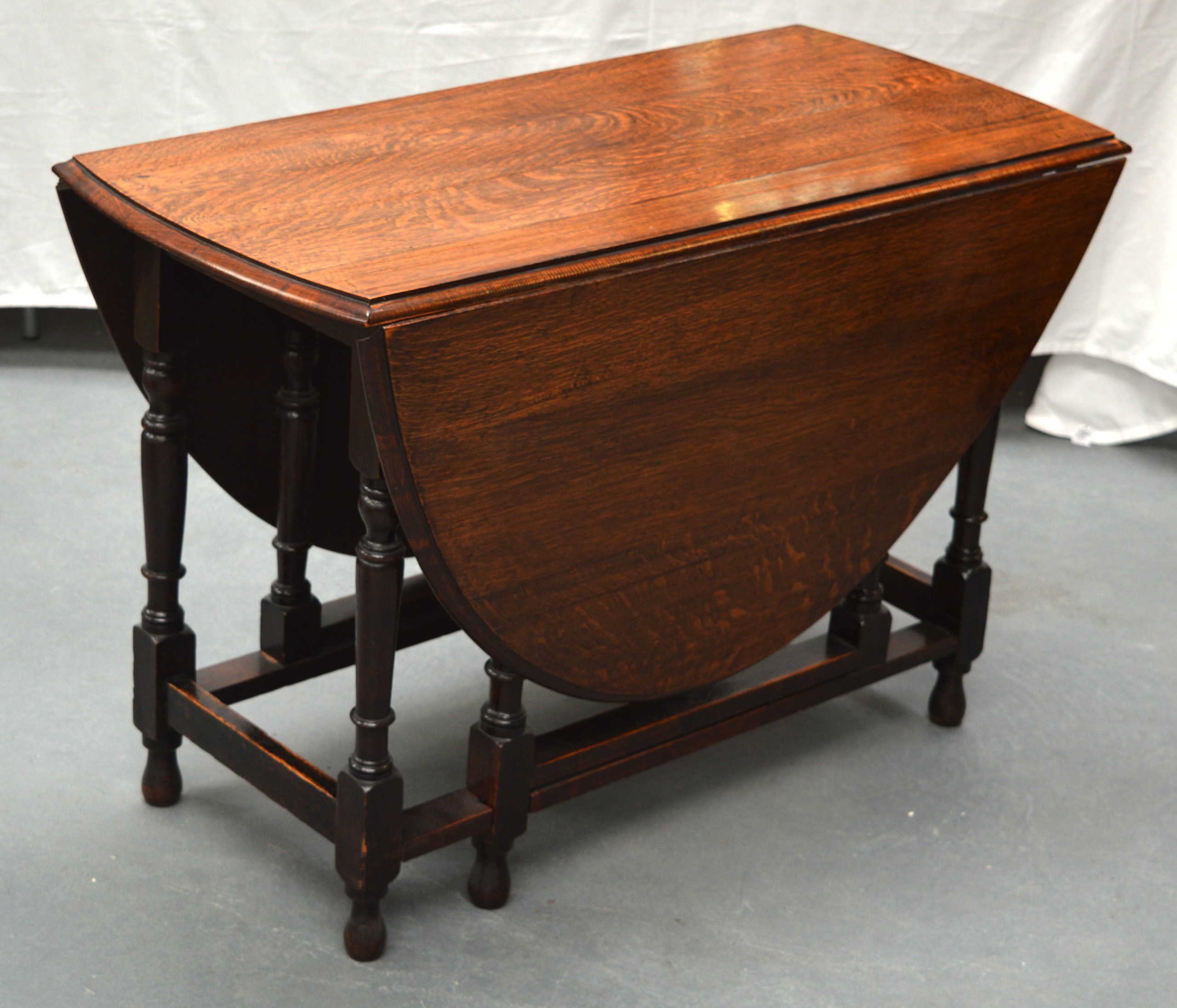 AN OAK DROP LEAF TABLE. 4Ft 11ins wide.