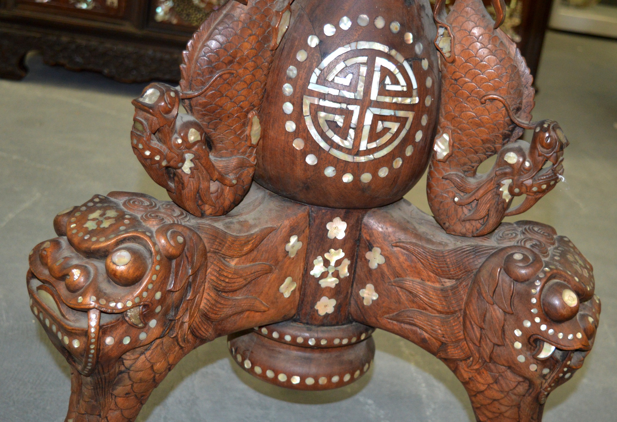 A GOOD LATE 19TH CENTURY CHINESE MOTHER OF PEARL MARBLE INSET BREAKFAST TABLE with carved floral - Image 3 of 3