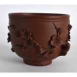 AN UNUSUAL 18TH/19TH CENTURY CHINESE YIXING POTTERY TEABOWL overlaid with foliage in relief with