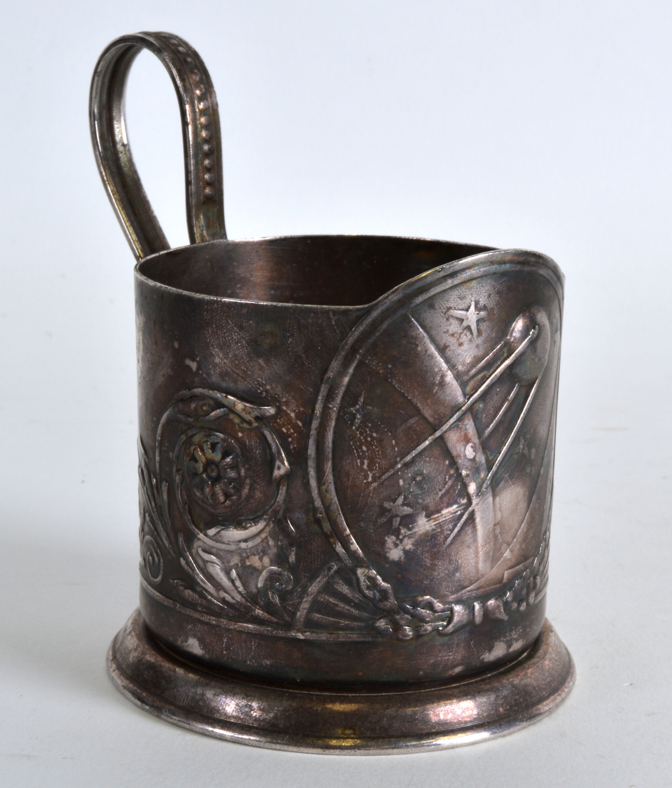 AN ART NOUVEAU RUSSIAN WHITE METAL CUP decorated with scrolling foliage. 4Ins wide.