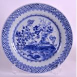 AN EARLY 18TH CENTURY CHINESE EXPORT BLUE AND WHITE PLATE Yongzheng, painted with urns and