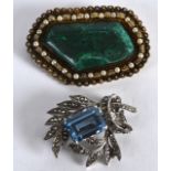 AN EARLY 20TH CENTURY SILVER MOUNTED MALACHITE BROOCH together with a 1920s silver and aquamarine