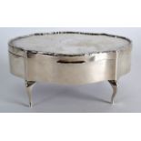 AN EDWARDIAN SILVER DRESSING TABLE BOX of elegant form. Chester 1914. 5.5ins wide.