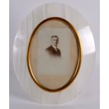 A LOVELY EARLY 20TH CENTURY FRENCH AGATE AND GILT METAL PHOTOGRAPH FRAME. 7Ins x 8.75ins.