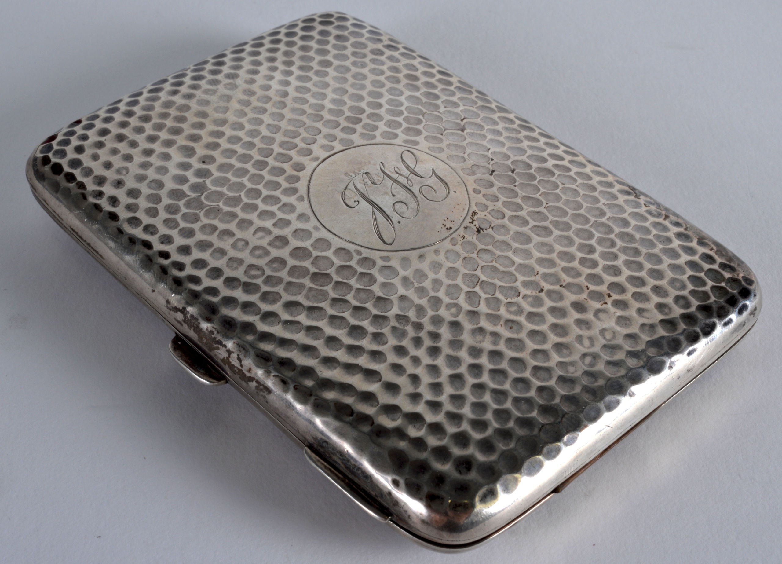 AN EDWARDIAN HAMMERED SILVER CALLING CARD CASE C1920 with central monogram. 4.25ins wide.