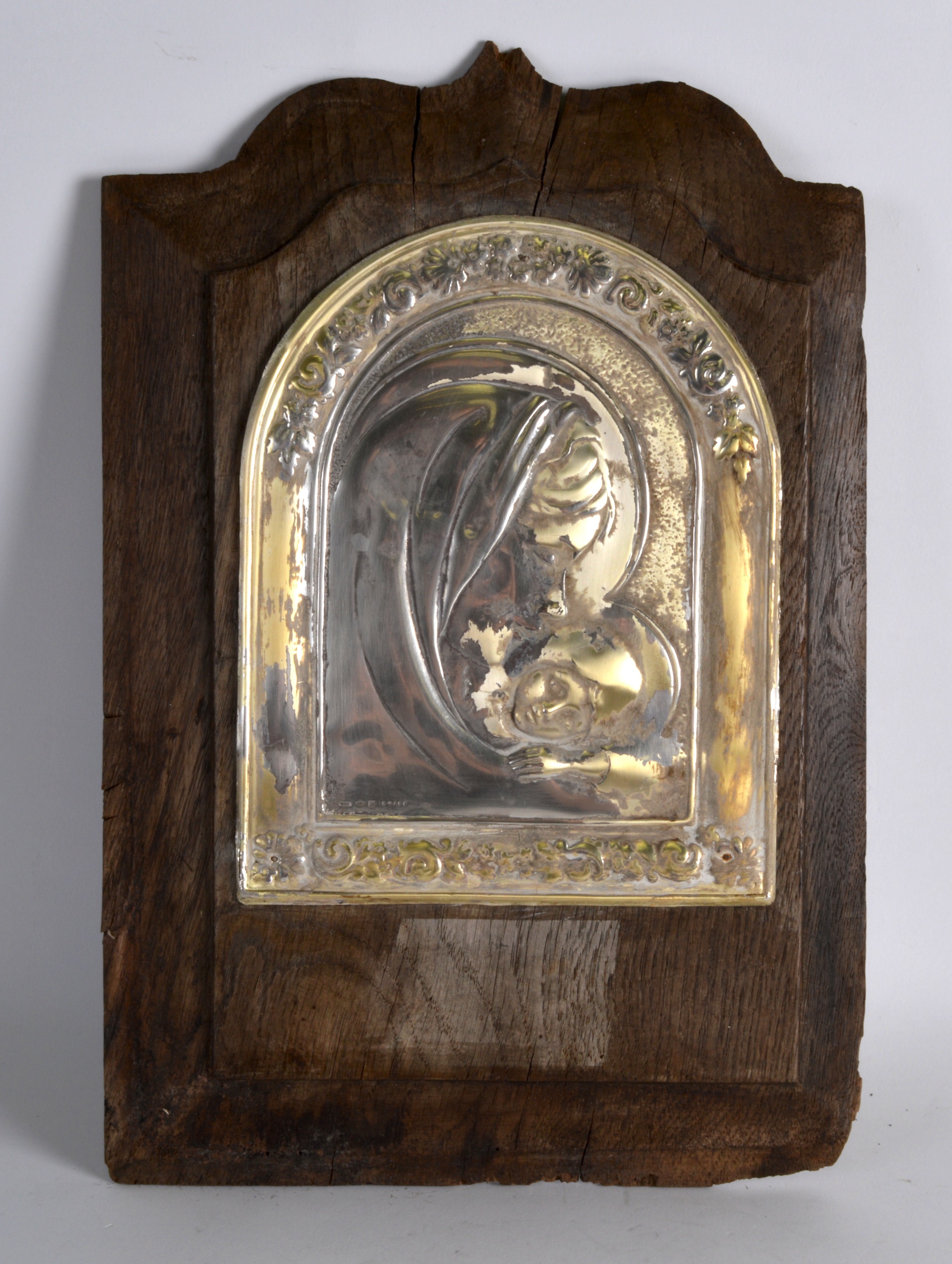 AN UNUSUAL 1920S SILVER PANEL OF A SAINT stamped 925, upon a wooden plaque. Silver 7.5ins x 9ins.