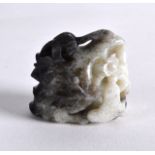 A 19TH CENTURY CHINESE MUTTON JADE CARVED BIRD Ming style, of naturalistic form. 1.5ins wide.