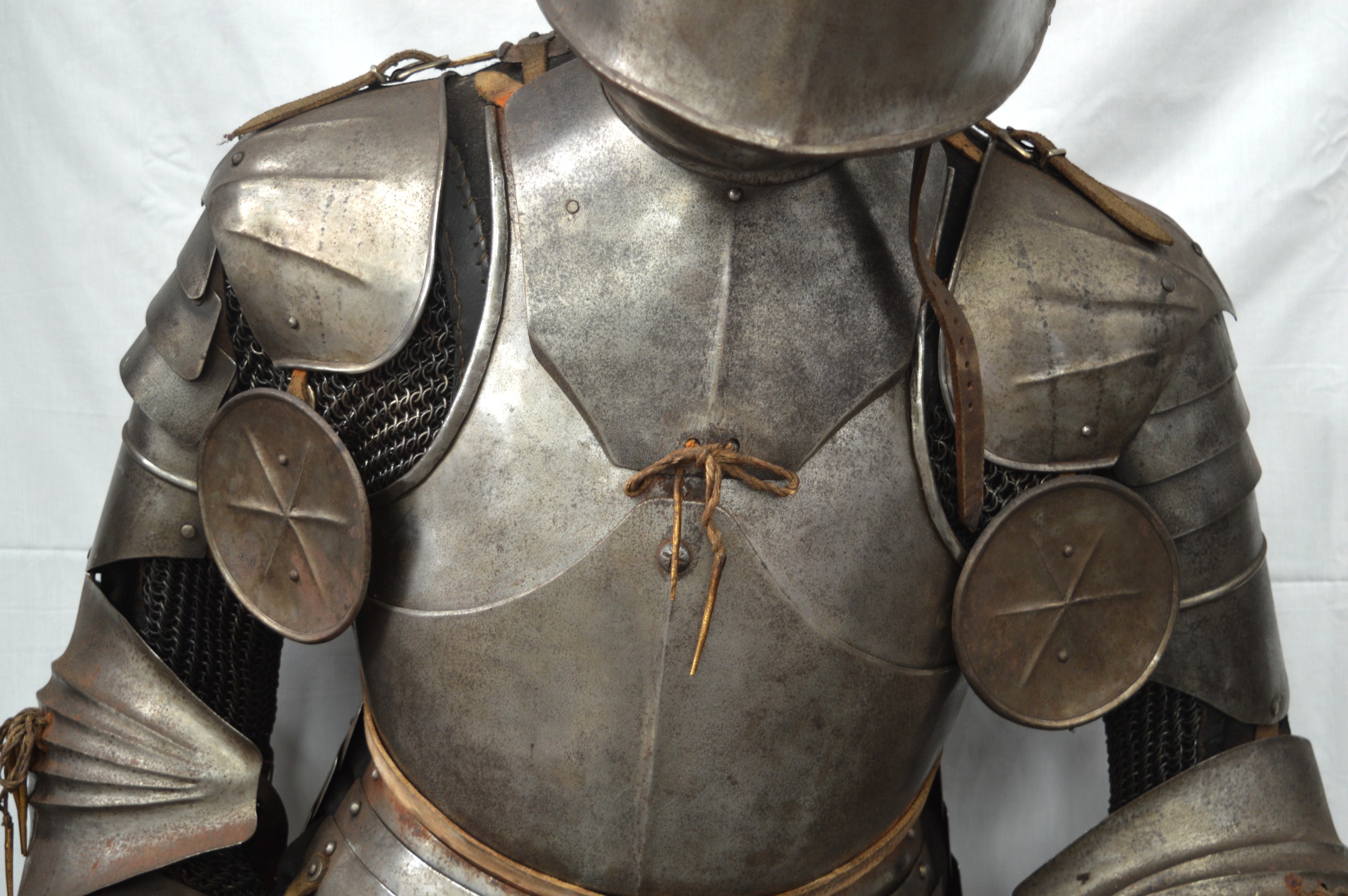 A LOVELY LATE VICTORIAN SUIT OF ARMOUR contained upon a good quality mannequin. 5Ft 10ins high. - Image 3 of 6