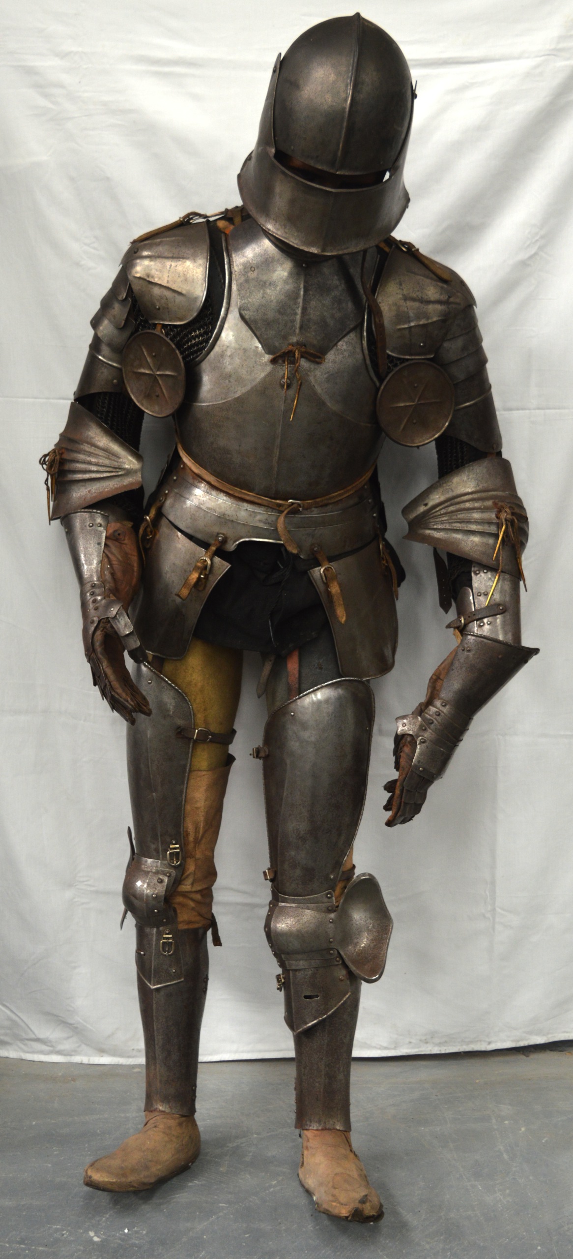 A LOVELY LATE VICTORIAN SUIT OF ARMOUR contained upon a good quality mannequin. 5Ft 10ins high. - Image 2 of 6