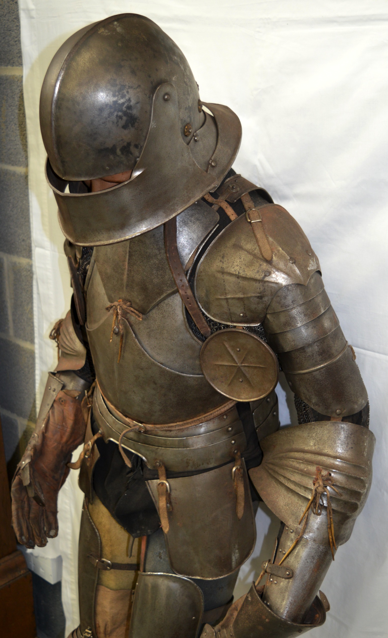 A LOVELY LATE VICTORIAN SUIT OF ARMOUR contained upon a good quality mannequin. 5Ft 10ins high. - Image 5 of 6