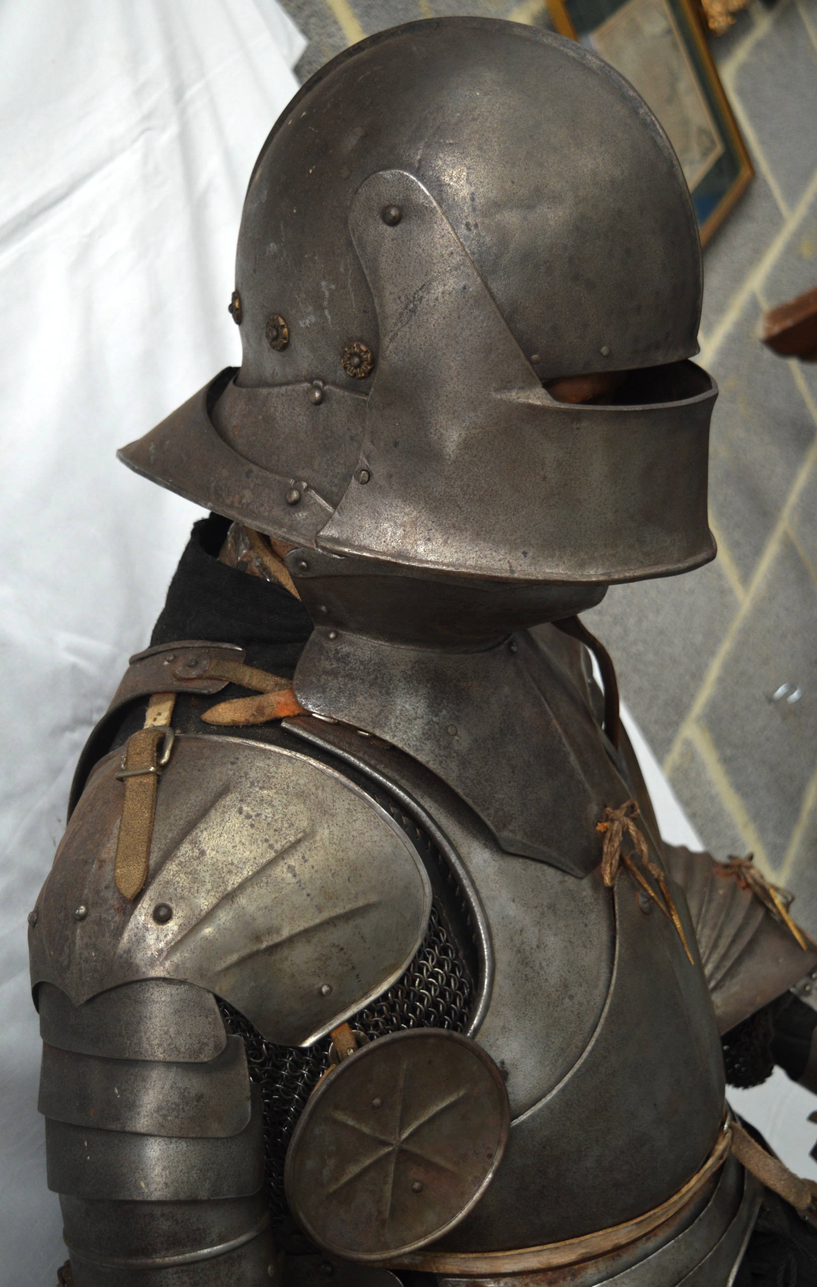 A LOVELY LATE VICTORIAN SUIT OF ARMOUR contained upon a good quality mannequin. 5Ft 10ins high. - Image 4 of 6