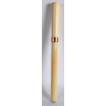 AN EDWARDIAN 9CT GOLD MOUNTED IVORY PARASOL HANDLE. 9.75ins long.