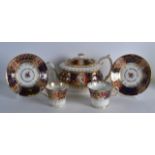 AN EARLY 19TH CENTURY CHAMBERLAINS WORCESTER TEAPOT AND COVER together with two matching cups and
