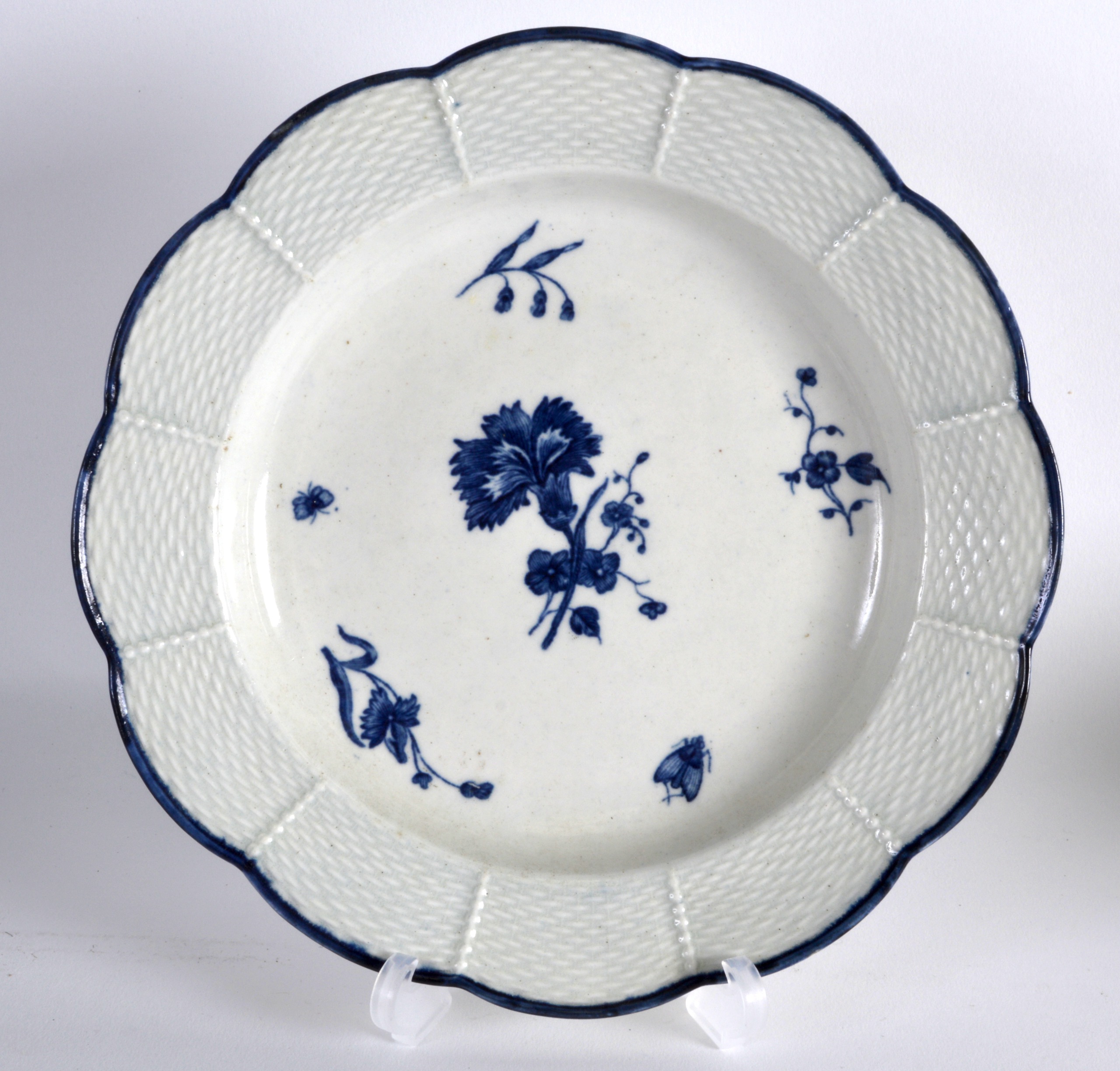 AN 18TH CENTURY WORCESTER GILLIFLOWER PLATE with ozier moulding. 8Ins diameter.