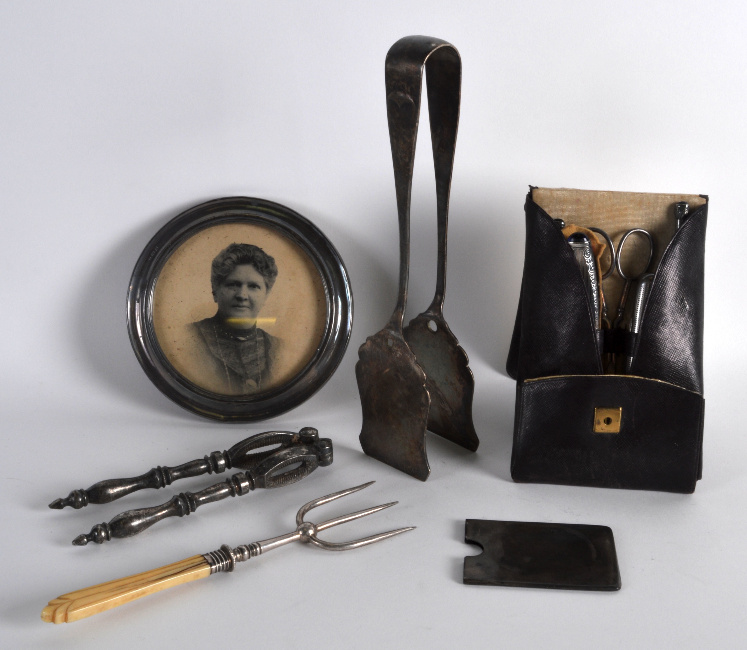 AN EDWARDIAN SILVER PHOTOGRAPH FRAME together with a silver note holder and silver vanity set