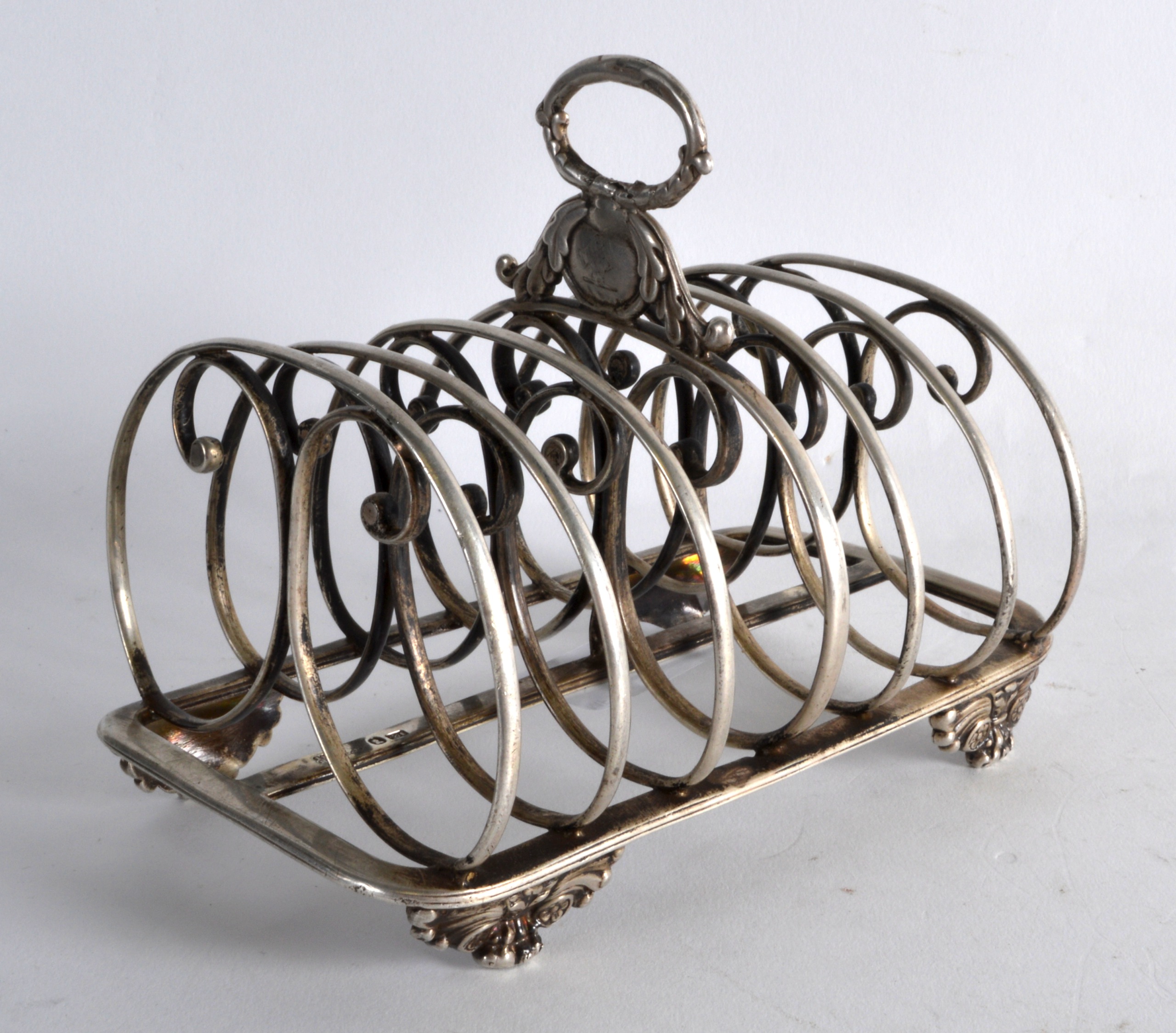 AN EARLY 19TH CENTURY ENGLISH SILVER SIX DIVISION TOAST RACK with acanthus capped handle. 12.5oz.