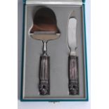 A STYLISH GEORG JENSEN SILVER CASED CAKE SLICE AND KNIFE with silver mounts.