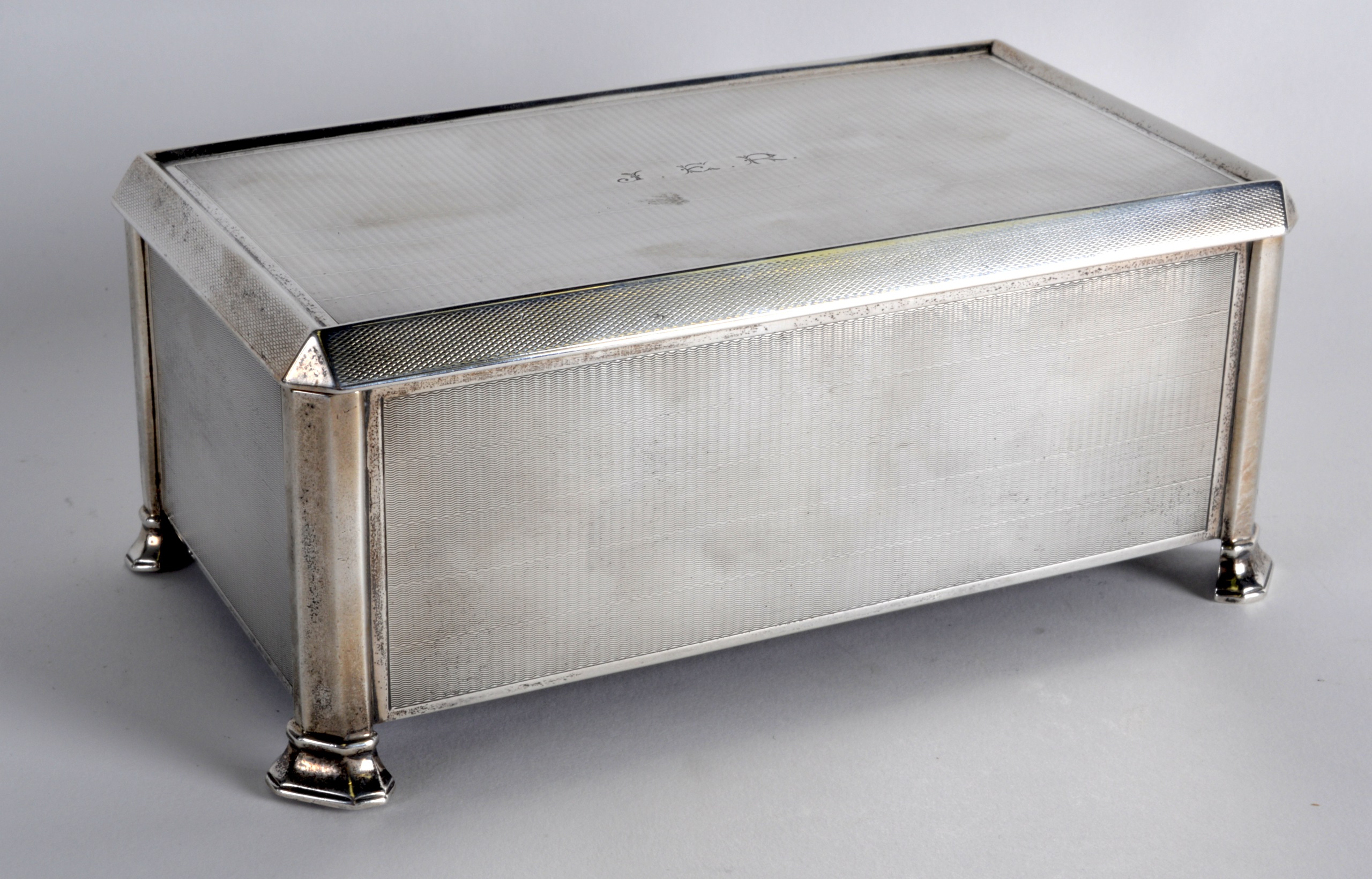 AN ART DECO SILVER CIGARETTE BOX with delicate engine turned body. Birmingham 1929. 23oz. 7.25ins