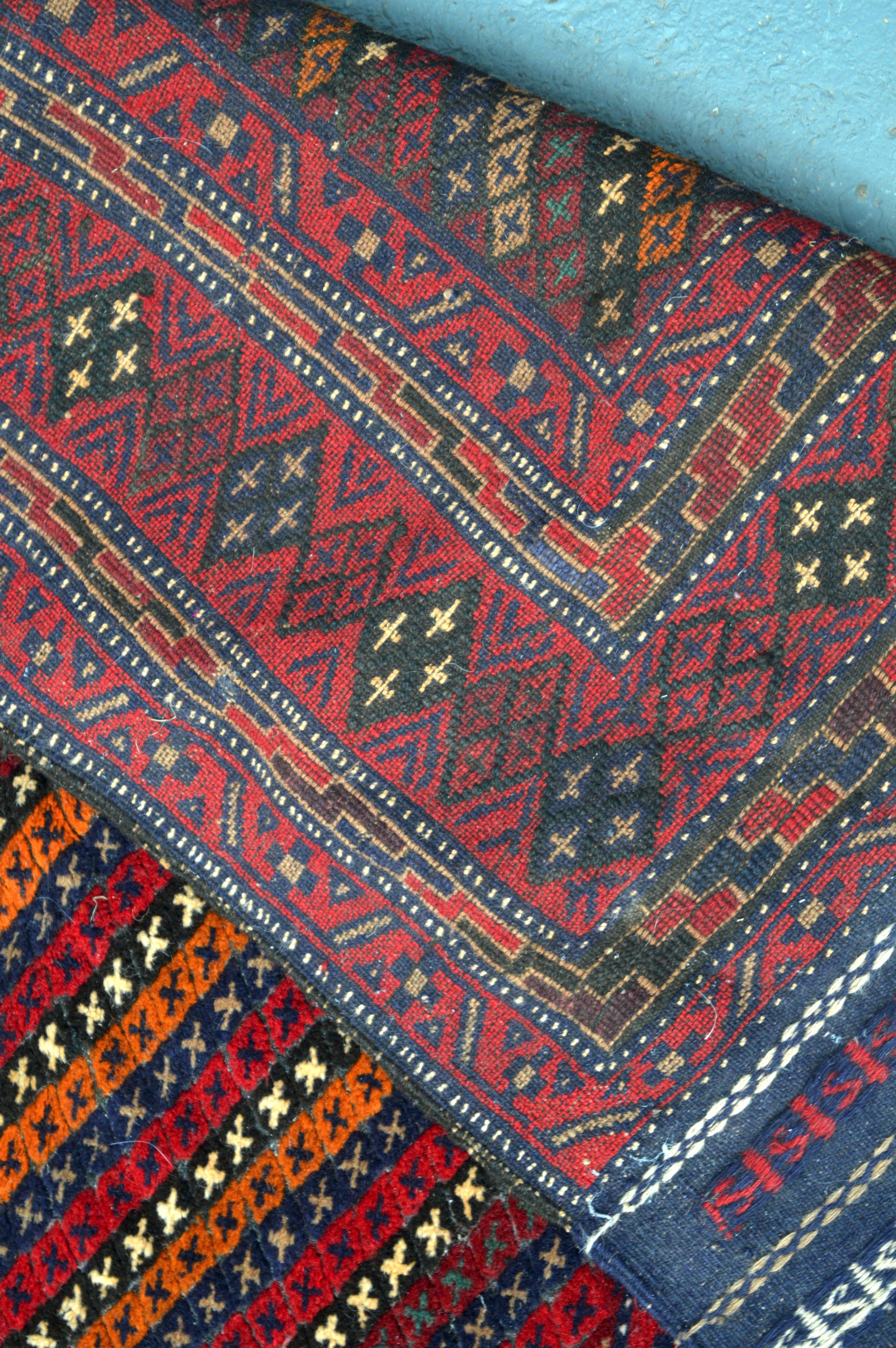 AN UNUSUAL RED GROUND EASTERN RUG decorated with unusual diamond shaped medallions. 4Ft 8ins x 4ft - Image 3 of 3