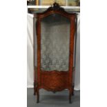 A LOVELY 19TH CENTURY FRENCH KINGWOOD AND ORMOLU MOUNTED DISPLAY CABINET in the manner of Linke,