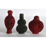 AN EARLY 20TH CENTURY CHINESE HARDSTONE SNUFF BOTTLE AND STOPPER together with a pair of Chinese red