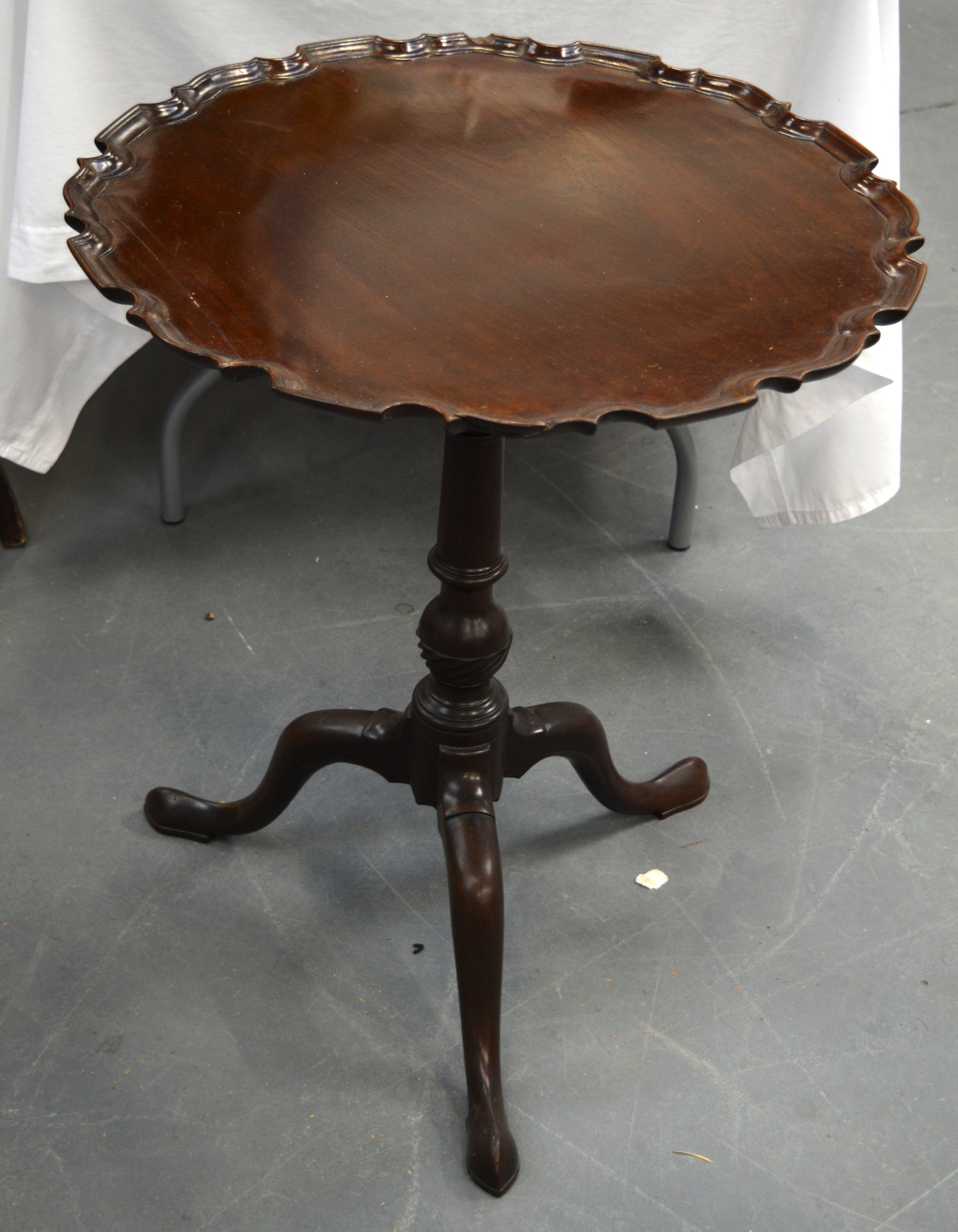 A VICTORIAN MAHOGANY PIE CRUST TRIPOD TABLE, on splayed feet. 1 ft 11ins diameter.