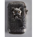 A NOVELTY SILVER SCRATCHING CAT VESTA CASE.