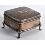 A SMALL EDWARDIAN SILVER TRINKET BOX AND COVER with engraved foliage. 2.25ins wide.