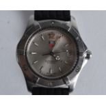 A GENTLEMANS TAGHEUER PROFESSIONAL 200 METERS DIVERS WRISTWATCH. 1.25ins diameter.