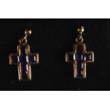 A PAIR OF 9CT GOLD AND AMETHYST SET CROSS EARRINGS.