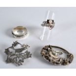 A GROUP OF VARIOUS SILVER JEWELLERY including a unicorn brooch, rings etc. (6)