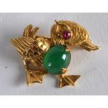 AN 18CT YELLOW GOLD RUBY AND JADE BROOCH in the form of a duck. 8.4 grams.