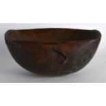 AN UNUSUAL 19TH/20TH CENTURY CARVED AFRICAN FOOD BOWL of oval form with incised decoration. 1Ft 1ins