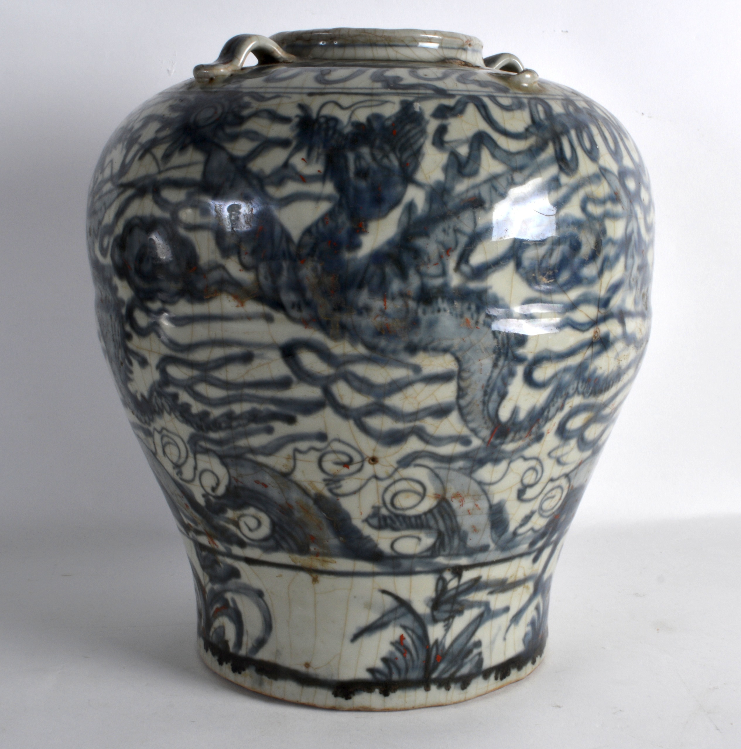 A GOOD 16TH/17TH CENTURY CHINESE BLUE AND WHITE BALUSTER JARLET Ming, painted with stylised dragons, - Image 2 of 3