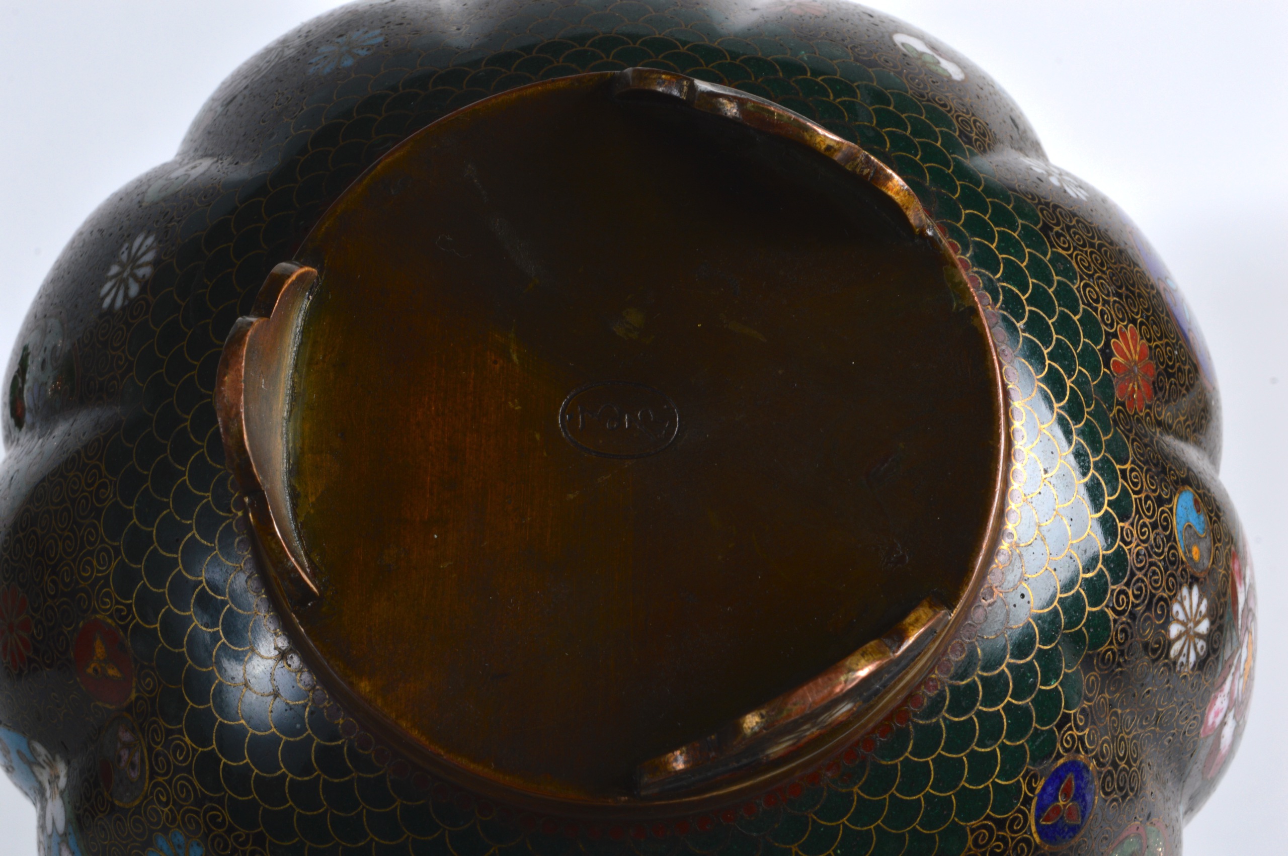 AN EARLY 20TH CENTURY JAPANESE MEIJI PERIOD LOBED CLOISONNE ENAMEL CENSER & COVER decorated with - Image 3 of 3