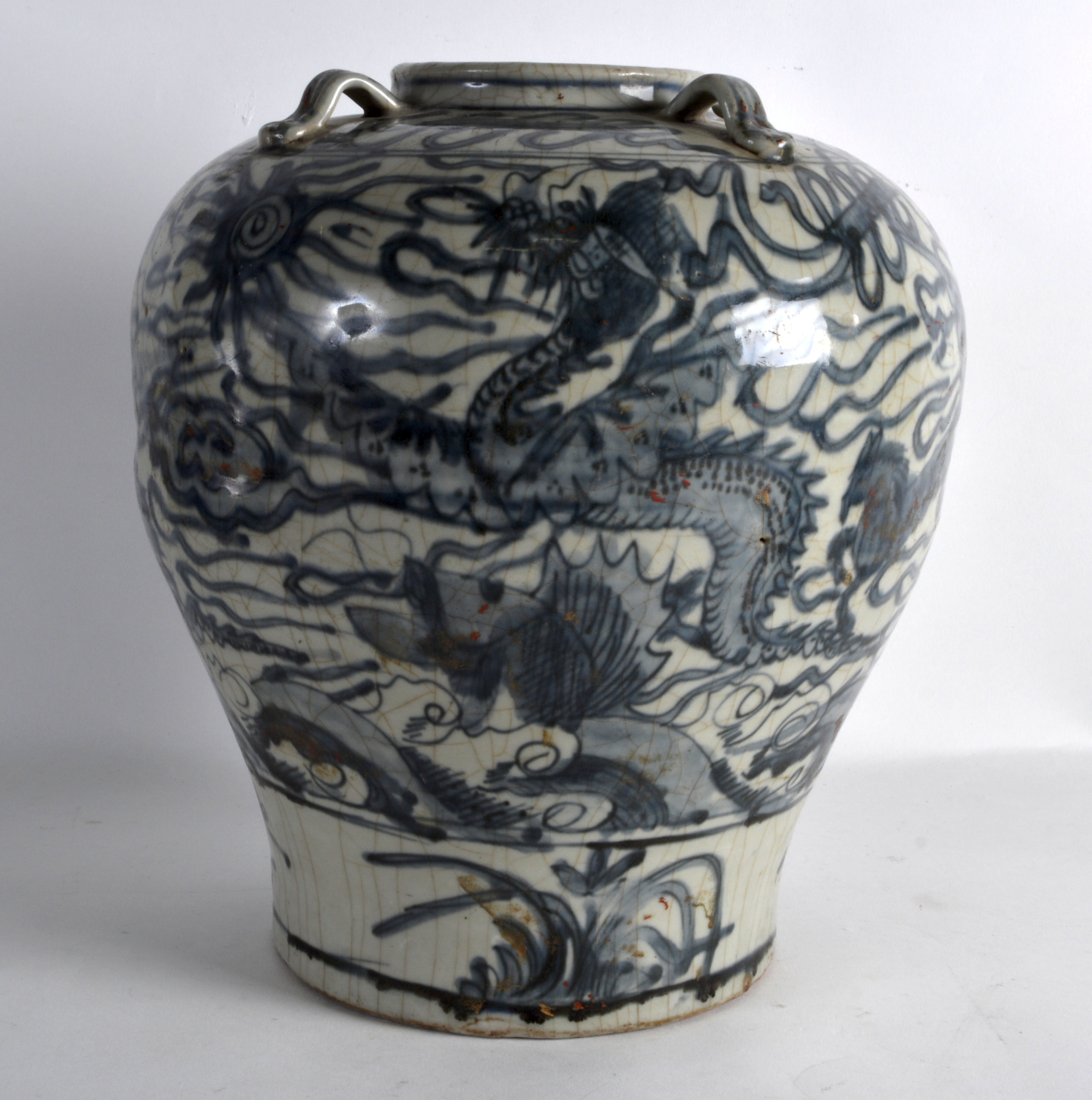 A GOOD 16TH/17TH CENTURY CHINESE BLUE AND WHITE BALUSTER JARLET Ming, painted with stylised dragons,