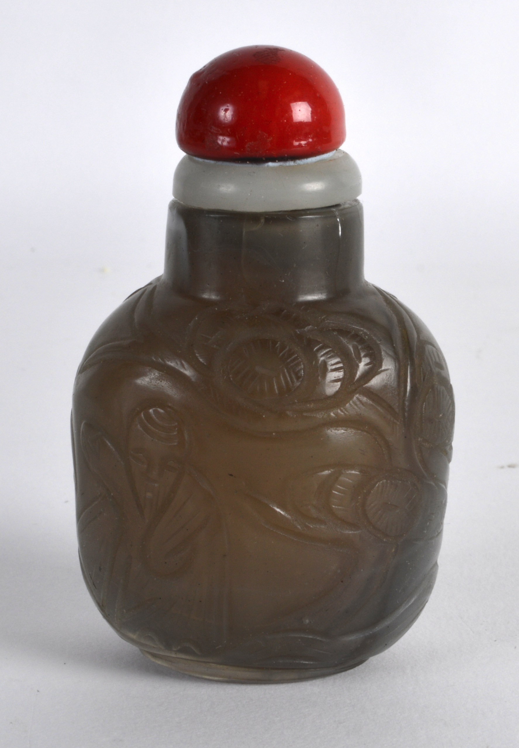 A 19TH CENTURY CHINESE CARVED AGATE SNUFF BOTTLE AND STOPPER decorated with a figure amongst - Image 2 of 3