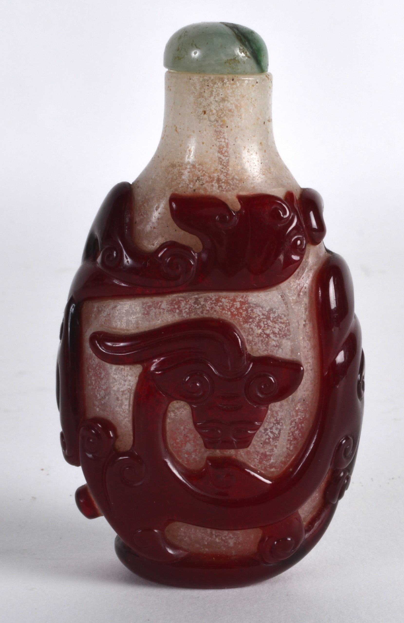 AN EARLY 20TH CENTURY CHINESE PEKING GLASS SNUFF BOTTLE AND STOPPER of frosted form with overlaid