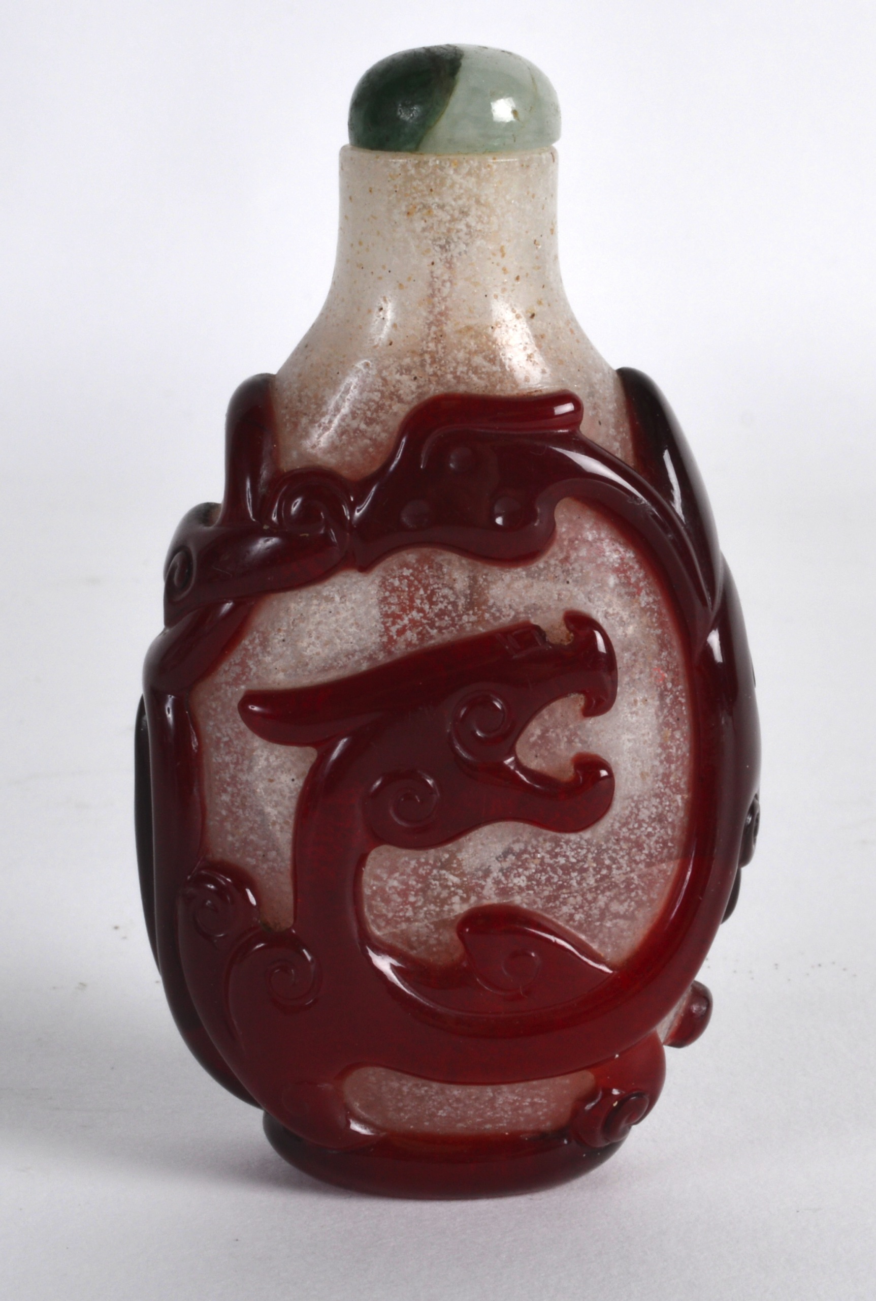 AN EARLY 20TH CENTURY CHINESE PEKING GLASS SNUFF BOTTLE AND STOPPER of frosted form with overlaid - Image 2 of 3